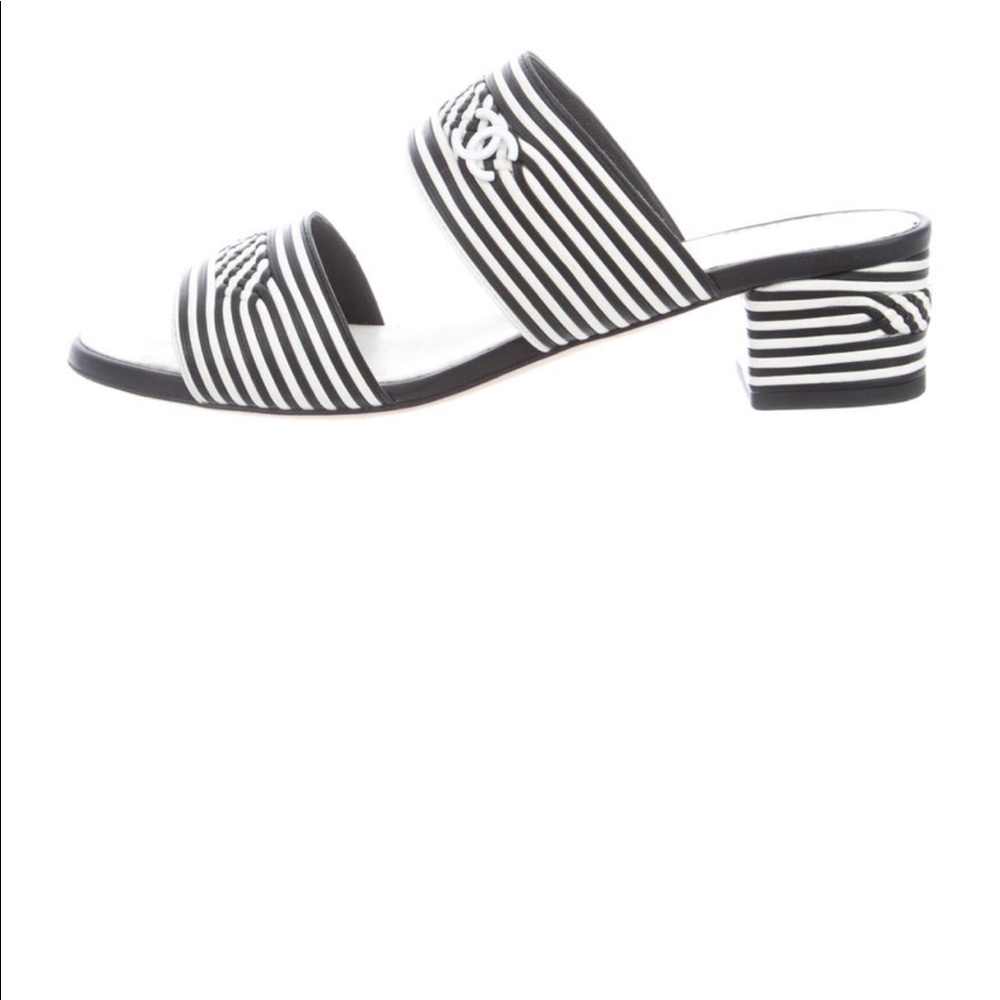 SOLD ‼️ CHANEL interlocking Logo mules